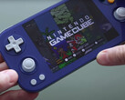 Az Anbernic RG476H gyakorlati felvétele a Gamecube ihlette színváltozatban. (Kép forrása: Retro Game Corps)