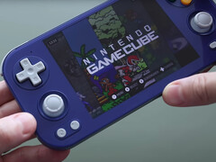 Az Anbernic RG476H gyakorlati felvétele a Gamecube ihlette színváltozatban. (Kép forrása: Retro Game Corps)