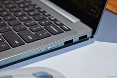 Lenovo IdeaPad Vibe: Jobb oldali csatlakozók.