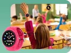 A tanulóbarát Pearson Revibe, amely a képen egy tanteremmel a háttérben látható, csupán egy módosított Galaxy Watch 7 készülék. (Kép forrása: Samsung)