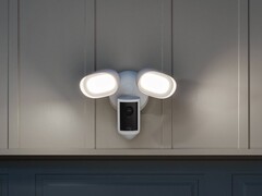 A Ring Floodlight Cam Pro (a képen) egyike a négy új 4K-s biztonsági kamerának. (Kép forrása: Ring)