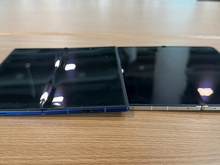 Galaxy Z Fold 7 (balra) az Oppo Find N6 (jobbra) mellett.