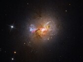A Henize 2-10 törpe csillagkitöréses galaxist ábrázoló kép.