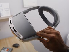 Samsung Galaxy XR headset. (Kép forrása: MKBHD a YouTube-on, képernyőkép)