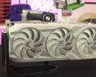 A PowerColor Red Devil RX 9070 XT Limited Spectral White Edition április 8-án jelenik meg (Kép forrása: OC3D TV, YouTube)