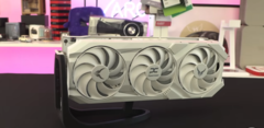 A PowerColor Red Devil RX 9070 XT Limited Spectral White Edition április 8-án jelenik meg (Kép forrása: OC3D TV, YouTube)