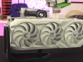 A PowerColor Red Devil RX 9070 XT Limited Spectral White Edition április 8-án jelenik meg (Kép forrása: OC3D TV, YouTube)