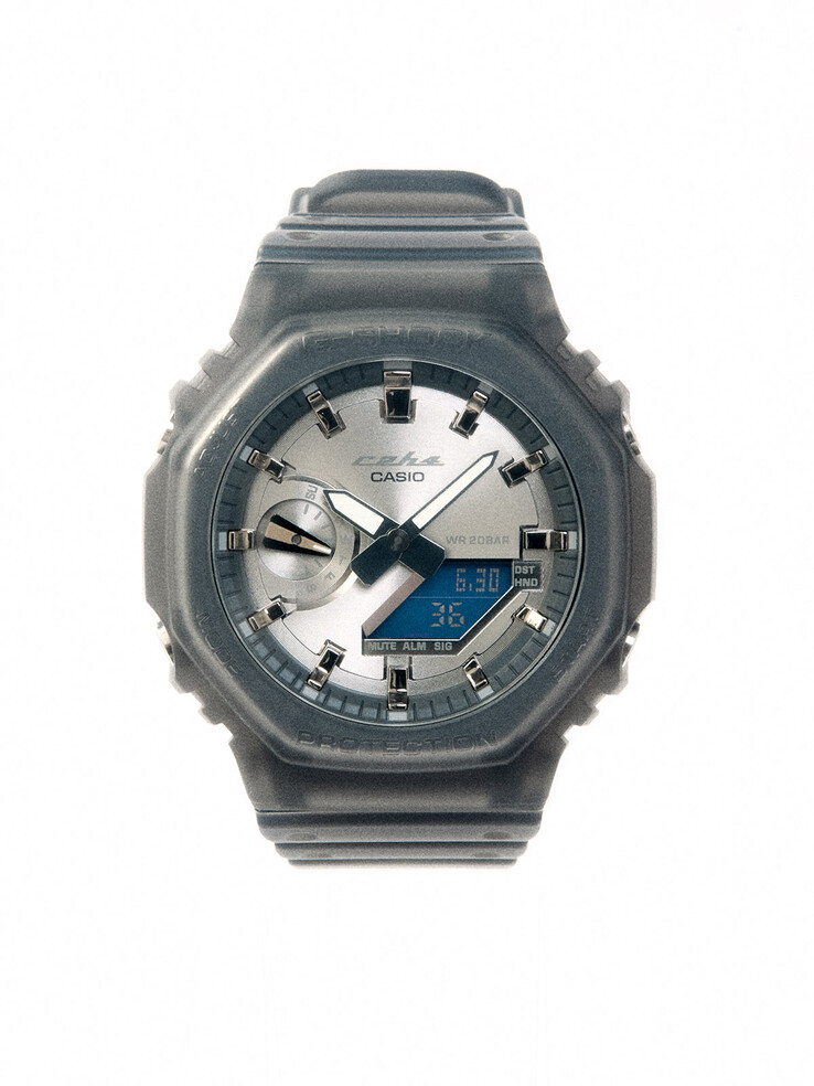A GA-2100 modell csiszolt ezüst színű számlapját áttetsző, füstös szürke kerettel és szíjjal kombinálja, ami egy jellegzetesen retro-futurisztikus megjelenést kölcsönöz neki.