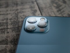 Közelkép egy okostelefon kamera tömbjéről