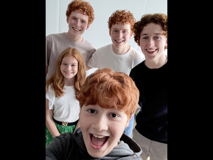 A képen: Weasley színészek: Tristan Harland (Fred Weasley), Gabriel Harland (George Weasley), Ruari Spooner (Percy Weasley), Gracie Cochrane (Ginny Weasley) és Alastair Stout (Ron Weasley) az új Harry Potter sorozatban.