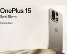 OnePlus 15 Sand Storm kiadású okostelefon hármas kamera beállítással, sivatagi homokos háttér előtt. (Kép forrása: OnePlus)