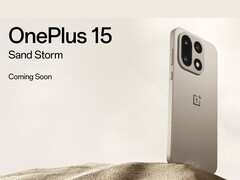 OnePlus 15 Sand Storm kiadású okostelefon hármas kamera beállítással, sivatagi homokos háttér előtt. (Kép forrása: OnePlus)