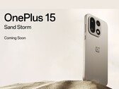 OnePlus 15 Sand Storm kiadású okostelefon hármas kamera beállítással, sivatagi homokos háttér előtt. (Kép forrása: OnePlus)