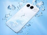 Az Oppo A7 Pro egyetlen kamerát rejt egy nagy, tablettára emlékeztető kameramodulban.