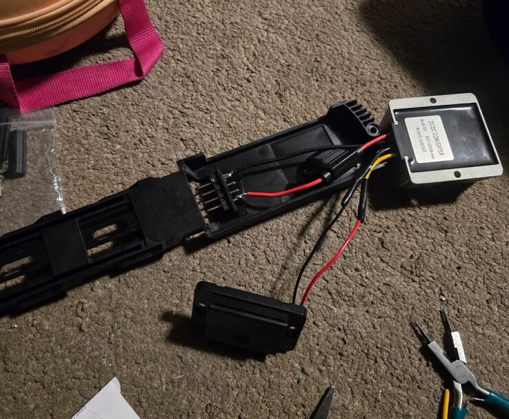 Egyedi DIY beállítás, amely a belső kábelezést és egy DC-DC átalakítót mutatja, amely egy eBike akkumulátor adapterhez csatlakozik, és egy ASUS ROG Ally X kézi eszköz biztonságos táplálására készült. (Kép forrása: DoggoLord27 via r/ROGAlly)