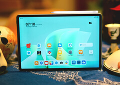 A Huawei M-Pencil Pro mágnesesen csatlakozik a MatePad 11.5 S készülékhez.