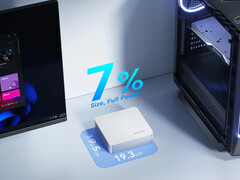 A Minisforum az M1-1295-öt egy egyszerű, 195 x 193 x 51,9 mm-es, 1,12 kg tömegű, ezüstszínű házban fejezi be. (Kép forrása: Minisforum)