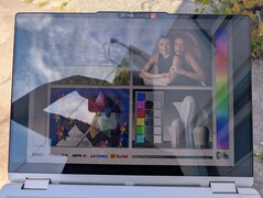 A szabadban, árnyékban. A káprázás még mindig elterjedt