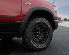 A Ram 1500 Hemi V8-as motorral és új "Symbol of Protest" logóval. (Kép forrása: Ram)