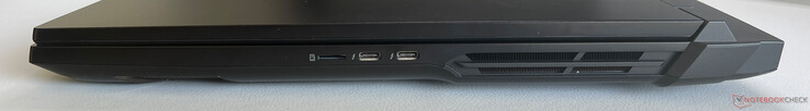 Jobbra: microSD kártyaolvasó, 2x USB-C 4.0 Thunderbolt 5 (80 GBit/s, DisplayPort 2.1, 1x Power Delivery)