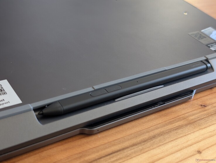 A Slim Pen 2 biztonságosan és szinte síkban illeszkedik a tolltartóba