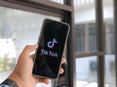 Egy okostelefon, amelyen a TikTok logó látható