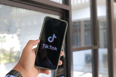 Egy okostelefon, amelyen a TikTok logó látható