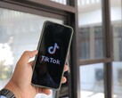Egy okostelefon, amelyen a TikTok logó látható