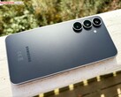 A képen látható Samsung Galaxy S25 FE utódmodelljén várhatóan csak nagyon kevés dizájnbeli változás lesz.