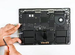 A MacBook Pro Apple M5 csak minimális javítási javításokat kapott. (Kép forrása: iFixit)