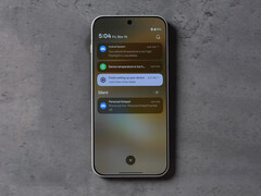 A OnePlus 15-nek ki kellett kapcsolnia néhány funkciót, hogy a hőmérséklet ne emelkedjen tovább. A képen: egy képernyőkép a stresszteszt-videóból. (Kép forrása: Max Tech)