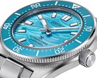 A Seiko Prospex 1965 Heritage Diver közelképe, amelyen látható a kék számlap, a dátumkijelző, a világító mutatók és jelölők, valamint a rozsdamentes acél tok.