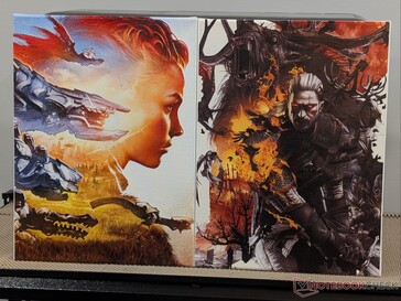 Horizon Zero Dawn (Ilya Golitsyn alkotása) és Witcher 3 (Grzegorz Domaradzki alkotása) vászonra festett műalkotások.