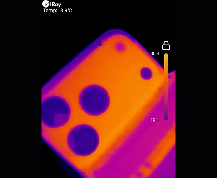 Az iPhone 17 Pro Max hőképe, amely a hőeloszlást mutatja a hátsó kameraterület körül (Kép forrása: u/T-K-Tronix via r/iphone)
