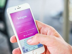 Instagram-alkalmazást futtató okostelefon
