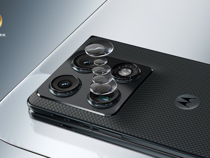 A Motorola Razr Fold 50 MP-es, hármas hátsó kamerával rendelkezik