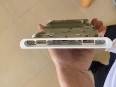 A pletykált Nintendo Switch 2 OLED prototípus feltételezett kerete (képünkön) arra engedett következtetni néhány reménykedő játékost, hogy a Nintendo Switch 2 OLED már készülőben van. (Kép forrása: Gazlog)