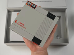 Az AceMagic Retro X5 megtévesztően nagy teljesítményt pakol egy tenyérnyi méretű készülékbe.