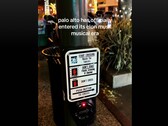 Egy TikTok (képernyőkép), amely a Palo Altóban feltört zebra gombot mutatja. (Kép forrása: rosecampau a TikTok-on)