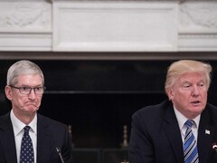 Tim Cook és Donald Trump a Fehér Házban tartott üzleti megbeszélésen (Kép forrása: Sky News)