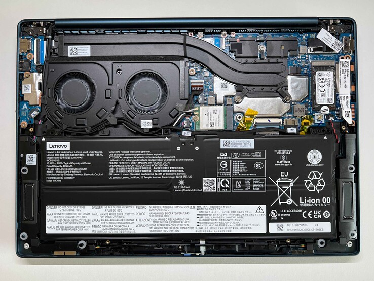 Yoga Slim 7 14AKP G10 összehasonlításképp. Bár a két modell külsőleg megegyezik, belsőleg vannak köztük bizonyos különbségek