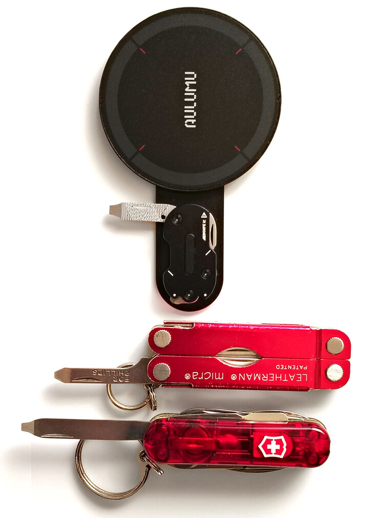 A Leatherman és a svájci katonai zsebkéssel szemben.