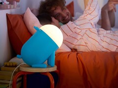 Kép az IKEA Grejsimojs LED-es asztali lámpáról egy éjjeliszekrényen