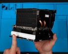 A Steam Machine nagy hűtőbordájának képernyőképe, amely az I/O- és a tápegység-modulok tetején helyezkedik el