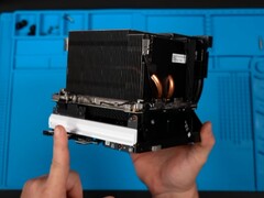 A Steam Machine nagy hűtőbordájának képernyőképe, amely az I/O- és a tápegység-modulok tetején helyezkedik el