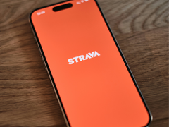 A Strava logó képe egy iPhone-on.