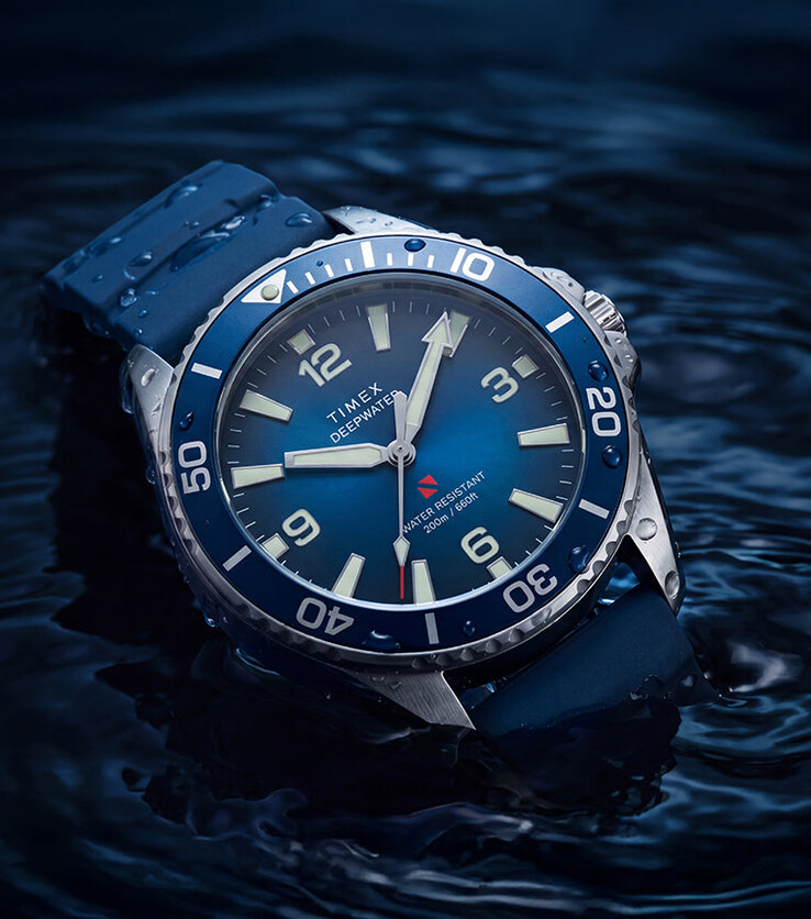 A Timex Deepwater Arctic 200 kék színátmenetes számlappal és hozzá illő kék HNBR gumiszíjjal, vízbe részben merítve fényképezve.