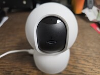 A lencse mechanikusan lefedhető a házzal.