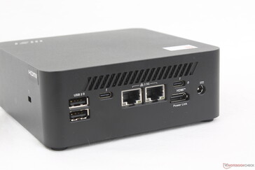Hátul: 2x USB-A 2.0, USB-C Thunderbolt 4 w/ DisplayPort 2.1 + Power Delivery (15 W), 2x RJ-45 (2,5 Gbps), USB-C Thunderbolt 4 w/ DisplayPort 2.1 + Power Delivery (100 W), HDMI 2.1 w/ MSI Power Link, hálózati adapter