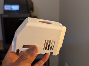 A bal felső szélén, az építőlemez felőli oldalon megvetemedett.